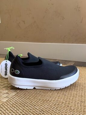 OOFOS Women’s Oomg Ezee Limited Black/White Casual Recovery Sneaker—7
